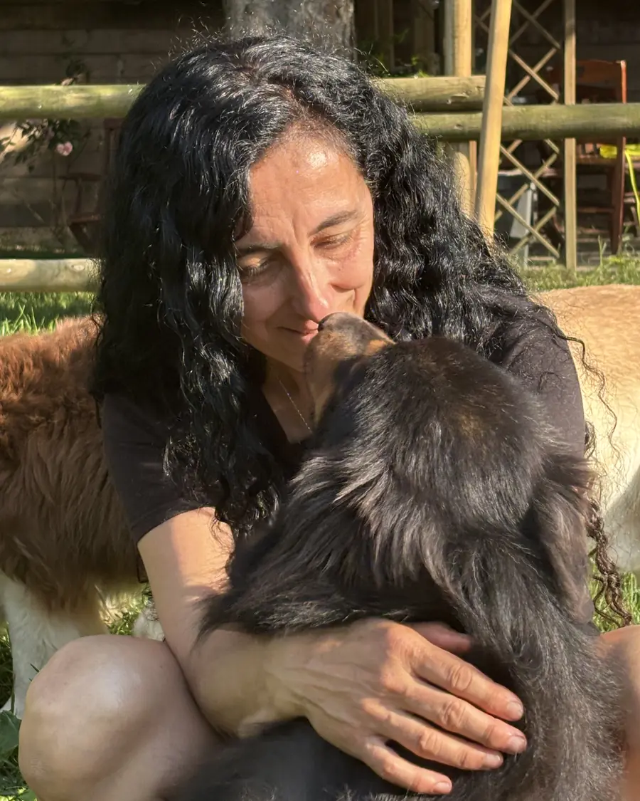 Alessandra Calissano con uno dei suoi cani al ranch